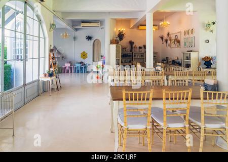 KANCHANABURI-THAILAND, JUNI 30,2023 : schöne Innenansicht des modernen Kaffeehauses im Loft-Stil oder Innenansicht des gemütlichen Restaurants im modernen Stil im Vil Stockfoto