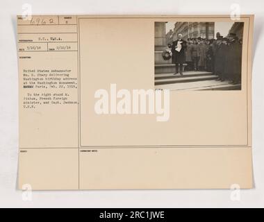 Der US-Botschafter William G. Sharp überbrachte eine Ansprache an Washingtons Geburtstag in Paris. Anwesend sind der französische Außenminister M. Pichon und der US-amerikanische Außenminister - Captain Jackson, Die Marine. Dieses Foto wurde am 22. Februar 1918 am Washington Monument in Paris aufgenommen. Stockfoto