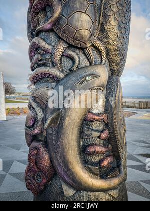 Taupo, Neuseeland - 29. Juni 2023: Detailbild der kürzlich installierten öffentlichen Kunstwerke der Carvers Delani Brown und Kingi Pitiroi als Teil von Taupo's Stockfoto