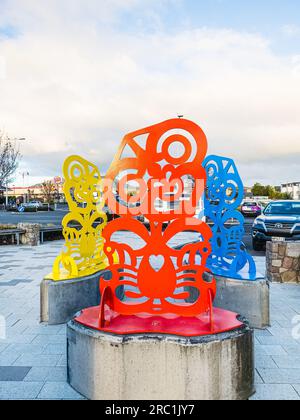 Taupo, Neuseeland - 29. Juni 2023: Tiki, eine farbenfrohe und interaktive Skulptur des berühmten Tuwharetoa-Künstlers Albert McCarthy, befindet sich in der Taupo Street Stockfoto