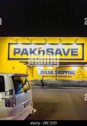 Taupo, Neuseeland - 29. Juni 2023: Gebäude außerhalb des Pak'nSave Supermarkts bei Nacht. Pak'nSave ist eine der drei größten Supermarktketten Neuseelands Stockfoto