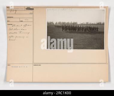 Studentenoffiziere in Fort Sheridan, Illinois, nehmen an Doppelübungen Teil, nachdem sie die Prüfung bestanden haben. Dieses Foto zeigt einen Moment des Trainings während des Ersten Weltkriegs als Teil der körperlichen Fitness der Armee für Militärpersonal. Stockfoto