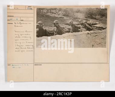 US-Marines in Frankreich werfen Granaten, während sie Gasmasken tragen. Sie lagern in Frankreich und sind mit Stahltrabenhelmen und Gasmasken zu sehen. Dieses Foto wurde vom Fotografen 2170 RECAN119 aufgenommen und zeigt die Aktivitäten der Marines während des Ersten Weltkriegs Er wurde am 11. Januar 1918 der Presse zugänglich gemacht. Stockfoto