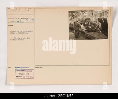 - Ja, SIR. CA Aug 22. Pvt Harold Miles und Pvt William Johnson, Arbeiter der Midvale Steel & Ordnance Co., stellen eine Wiege für ein Howitzer-Fass. Das Foto wurde von LT. McDonald am 16. März 1918 aufgenommen, aber erst 1918 veröffentlicht. Stockfoto