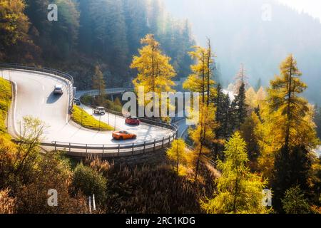 Maloja Pass, der gewundene Alpenpass, der Bergell mit Engadin, Bregaglia, Kanton Graubuenden, Schweiz verbindet Stockfoto