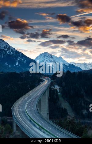 Europabruecke, Brenner Autobahn A13, mit 190 m hoher Brücke in Österreich, dunkle Wolken am Himmel, Schoenberg im Stubai-Tal, Tirol Stockfoto