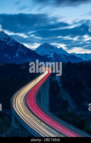 Europabruecke, Brenner Autobahn A13, mit 190 m hoher Brücke in Österreich, Nachtfoto mit leichten Spuren der Autos, Schoenberg im Stockfoto