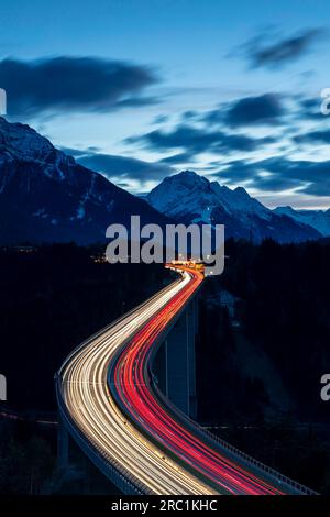 Europabruecke, Brenner Autobahn A13, mit 190 m hoher Brücke in Österreich, Nachtfoto mit leichten Spuren der Autos, Schoenberg im Stockfoto