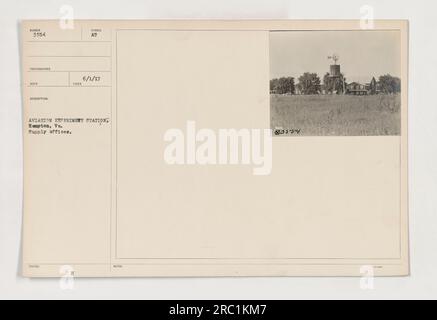 Dieses Foto zeigt die Versorgungsbüros der Aviation Experiment Station in Hampton, Virginia, aufgenommen am 1. Juni 1917. Es scheint ein strukturiertes Gebäude mit Fenstern und mehreren Türen zu sein. Das Bild ist Teil der Fotografien der amerikanischen Militäraktivitäten während des Ersten Weltkriegs. Stockfoto