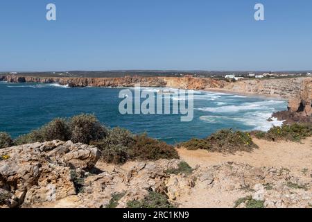 Klippen mit Blick auf die Brandung am Surfstrand Praia do Tonel, Ponta da Sagres, Faro-Viertel, Algarve, Portugal Stockfoto