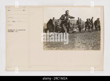 Soldaten der Washington Barracks in Washington D.C., die 1919 Freizeitaktivitäten ausübten. Das Foto zeigt einen Moment der Freizeit und Kameradschaft unter den Soldaten während ihrer Dienstzeit. Stockfoto