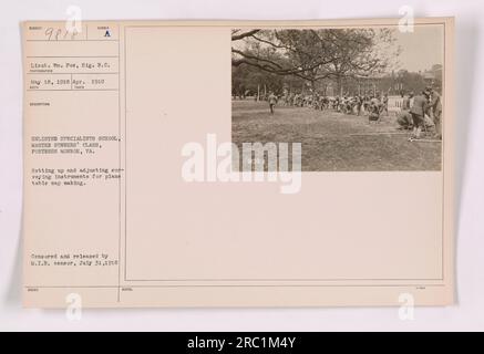 In der Enlisted Specialists School in Fortress Monroe, Virginia, werden Spezialisten beim Einrichten und Anpassen von Vermessungsinstrumenten für die Erstellung von Flugtischkarten beobachtet. Dieses Foto wurde am 18. Mai 1918 von Lieutenant WM aufgenommen. Fox, Signal Reserve Corps, und es wurde zensiert und am 31. Juli 1918 vom Zensor des Militärgeheimdienstes freigegeben. Stockfoto