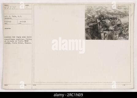 Soldaten laden 75mm Gewehre in getarnter Position und schießen auf die Deutschen am Vesle bei Chérty, Frankreich. Foto aufgenommen am 12. März 1919. Stockfoto