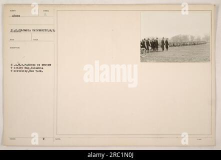 Soldaten des Students' Army Training Corps (S.A.T.C.) werden am Victory Day an der Columbia University in New York in Rückschau genommen. Dieses Foto mit der Nummer 46818 PROTMIYA wurde von der Columbia University herausgegeben und während der Veranstaltung aufgenommen. Weitere Hinweise erwähnen, dass das Bild am Siegestag aufgenommen wurde und dass 3,1000 Soldaten teilnahmen. Stockfoto