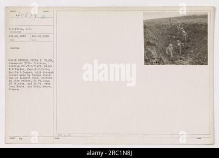 Generalmajor Peter E. Traub, Befehlshaber der 35. Division, leitet Oberst T.C. Clark, Major W.. Taylor, Captain P.V. Valle und 2. Lieutenant K. Cooper durch einen großen Krater, geschaffen durch eine deutsche Hülle. Der Krater ist 50 Fuß lang, 25 Fuß breit und 12 Fuß tief. Aufgenommen in Deux Nouds, Aux Bois, Mause, Frankreich. Fotografiert am 26. Februar 1919 und am 16. November 1918. Stockfoto