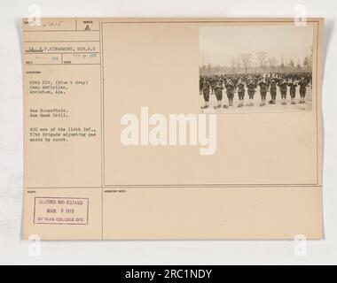 Bildunterschrift: „Soldaten der 29. Division, bekannt als Blue & Gray, führen am Camp McClellan in Anniston, Alabama, am 19. Februar 1918 eine Gasmaskenübung durch. Etwa 800 Männer der 114. Infanterie, 57. Brigade, können gesehen werden, wie sie ihre Gasmasken unter der Aufsicht von P. Kingsmore, einem Mitglied des Signal Reserve Corps, anpassen. Dieses Foto wurde während des Ersten Weltkriegs aufgenommen und ist Teil der Sammlung amerikanischer Militäraktivitäten während des Krieges.“ Stockfoto