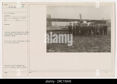 CPL. Palumbo und eine Gruppe von Crewmitgliedern werden mit den Murray-Carns All-Steel-Flugzeugen auf dem Akzeptanzfeld in Detroit, Michigan, fotografiert. Das Foto wurde am 21. Oktober 1918 im Rahmen eines Test- und Evaluierungsprozesses aufgenommen. Dieses Bild wurde zensiert und am 5. November 1918 vom M.I.D.-Zensor veröffentlicht. Stockfoto