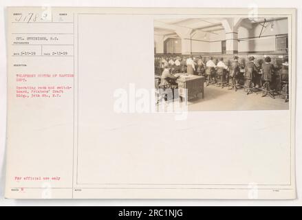 Ein Soldat-Fotograf, CPL. Steiniger hat dieses Bild am 13. Februar 1919 aufgenommen, das einen Operationssaal und eine Telefonzentrale des östlichen Departements zeigt. Der Standort ist das Printers' Craft Building in der 34. Street in New York City. Dieses Foto war nur für den offiziellen Gebrauch bestimmt und wurde am 15. März 1919 empfangen.“ Stockfoto