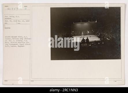 Das Endspiel des British American Boxing Tournament findet am 26. Februar 1919 in der Royal Albert Hall in London statt. Das Meer. C. Delaney aus den USA Die Navy trat gegen S.J. an Basham von der britischen Armee. Basham wurde zum Gewinner der Welterweight-Abteilung erklärt. Stockfoto