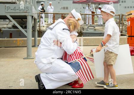 28. Juni 2023 - San Diego, Kalifornien, USA - ein Matrose, der dem Arleigh Burke-Klasse-Guided-Missile Destroyer USS Decatur (DDG 73) zugeteilt wurde, umarmt seine Familie, nachdem das Schiff am 28. Juni 2023 auf der Marinebasis San Diego angekommen ist. Decatur, ein Teil der Nimitz Carrier Strike Group, kehrte nach einem siebenmonatigen Einsatz in den Flottenbereichen 3. und 7. der USA zurück. Während des Einsatzes führte die Nimitz Strike Group Operationen in der US-amerikanischen 7.-Flotte durch, darunter: Abschreckungs- und Präsenzoperationen, multinationale Übungen, integrierte bereichsübergreifende Schulungen, langanhaltende maritime Streikübungen, U-Boot-Krieg Stockfoto