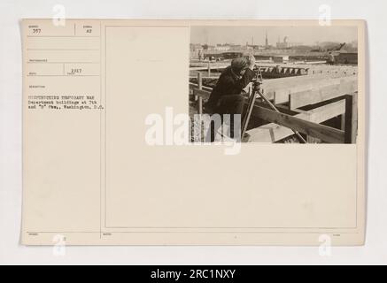 Bauarbeiten für das Gebäude des temporären Kriegsministeriums in der 7. Und B. Straße in Washington, D.C. (1917). Das Foto zeigt Arbeiter in Aktion, die das Gebäude für militärische Aktivitäten bauen. Die temporäre Struktur war Teil der Bemühungen, die erhöhten Anforderungen des Ersten Weltkriegs zu erfüllen Stockfoto