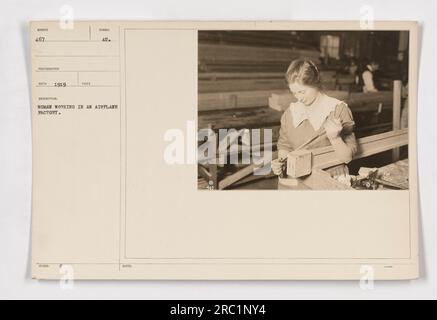 Frau, die im 1. Weltkrieg in einer Flugzeugfabrik arbeitete Das Foto wurde 1919 in Washington D.C. aufgenommen Das Bild ist Teil der Serie 111-SC, und der Datensatz des Fotografen weist auf REC 1919 hin. Die Frau, die hier gesehen wird, ist aktiv an der Produktion von Flugzeugen beteiligt. Dieses Foto zeigt die wichtige Rolle, die Frauen bei den Kriegsanstrengungen spielten." Stockfoto