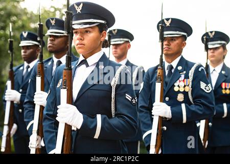 Arlington, Virginia, USA. 27. Juni 2023. Flieger aus den USA Air Force Honor Guard unterstützt eine Air Force Full Honors Kranzbeweihungszeremonie am Grab des unbekannten Soldaten, Arlington National Cemetery, Arlington, Virginia, Juni 27, 2023. Der Kranz wurde vom Chef der rumänischen Luftwaffe gelegt, LT. General Viorel Pana. Kredit: USA Army/ZUMA Press Wire/ZUMAPRESS.com/Alamy Live News Stockfoto