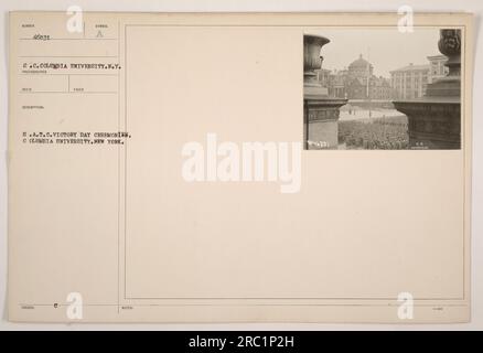 Soldaten nehmen an den Siegesfeierlichkeiten der Columbia University in New York Teil. Das Foto zeigt einen symbolischen Moment während des Ereignisses, der die S.A.T.C. repräsentiert Organisation. Dieses offizielle Foto zeigt die militärischen Aktivitäten und die Anerkennung des Militärdienstes während des Ersten Weltkriegs. Stockfoto