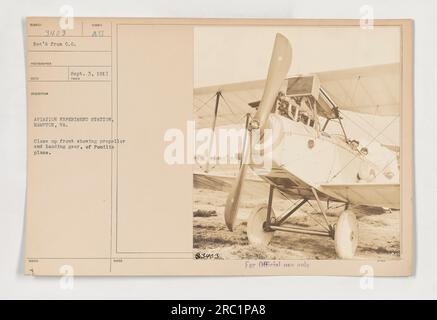 Nahaufnahme der Vorderseite eines Pomilio-Flugzeugs an der Aviation Experiment Station in Hampton, VA. Die Abbildung zeigt den Propeller und das Fahrwerk. Aufgenommen am 3. September 1917. Das Foto wurde von c.0 empfangen. Fotograf RECO, mit der Referenznummer 111-SC-3403. Stockfoto