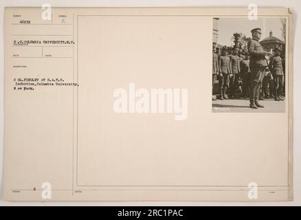 Oberst Findley während seiner Einführung in das Student Army Training Corps (S.A.T.C.) an der Columbia University in New York. Das Foto zeigt Col. Findley in Uniform und symbolisiert sein Engagement für den Militärdienst im Ersten Weltkrieg. Das Bild wurde an der Columbia University aufgenommen und erhielt die Beschreibung "Oberst Findley von der S.A.T.C. Induction". Stockfoto