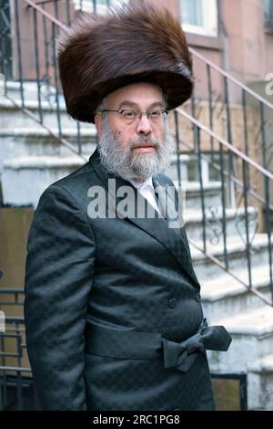 Ein orthodoxer jüdischer Mann, der während des Passover einen Shtreimel-Pelzhut trug. In Williamsburg, Brooklyn, New York. Stockfoto