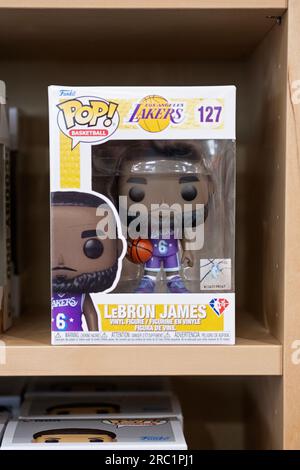 Eine Funko Pop-Figur des NBA-Basketballstars Lebron James. Zum Verkauf bei Newbury Comics, einem Geschäft in der Danbury Fair Mall in Connecticut. Stockfoto