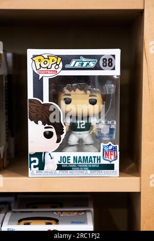 Eine Funko-Pop-Figur von Joe Namath. Zum Verkauf bei Newbury Comics, einem Geschäft in der Danbury Fair Mall in Connecticut. Stockfoto