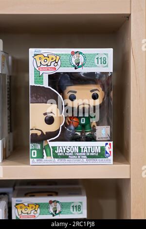 Eine Funko-Pop-Figur des Celtics-Stars Jayson Tatum. Zum Verkauf bei Newbury Comics, einem Geschäft in der Danbury Fair Mall in Connecticut. Stockfoto