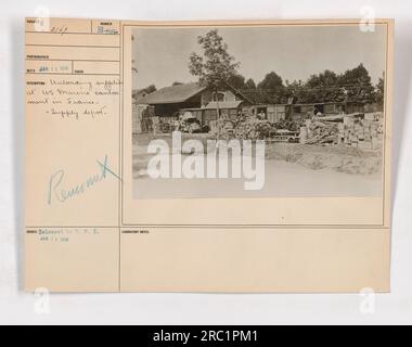 Marines in Frankreich entladen Vorräte in einem US-Marinekantonment während des Ersten Weltkriegs. Das Foto Nr. 2169 wurde von einem unbekannten Fotografen aufgenommen und am 11. Januar 1918 veröffentlicht. Das Bild zeigt die Bemühungen, das Vorratslager für die Marines in Übersee aufzufüllen. Stockfoto