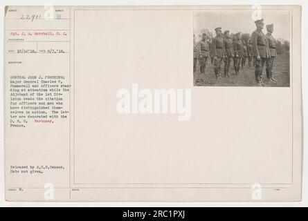 Sergeant J. A. Marshall vom Signalkorps machte dieses Foto mit der Nummer 111-SC-22901. Es wurde am 7. September 1918 in Vertuzey, Frankreich aufgenommen. Das Bild zeigt General John J. Pershing und Major General Charles P. Summerall, zusammen mit anderen Offizieren, die aufmerksam sind. Sie hören sich die Zitate an, die der Adjutant der 1. Division liest, um Offiziere und Männer zu ehren, die sich in Aktion hervorgetan haben. Die ehrenwerten Offiziere und Männer wurden mit dem Distinguished Service Cross (D.S.C.) ausgezeichnet. Das Datum der Veröffentlichung durch den A.E.F.-Zensor ist unbekannt. Dieses Bild ist klassisch Stockfoto