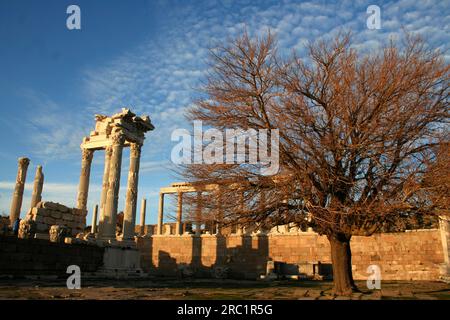 Überreste des Trajan-Tempels auf der Akropolis von Bergama, Türkei Stockfoto