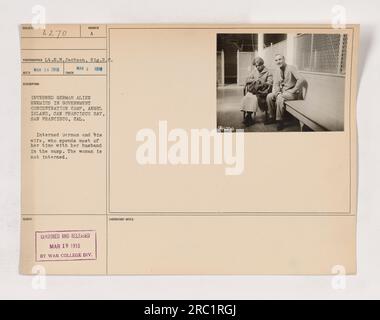 Ein deutsches Paar in einem Konzentrationslager der Regierung, Angel Island, San Francisco Bay, 1918. Der Mann ist als deutscher Alien-Feind interniert, während seine Frau ihn regelmäßig besuchen kann. Zensiert und freigelassen von der war College Division am 19. März 1918. Stockfoto