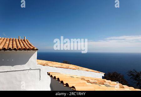 Blick über das Dach des Leuchtturmhauses auf Cap Formentor, Mallorca Stockfoto