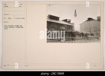 Soldaten der Railway and Light Company in Youngstown, Ohio, hissen die Flagge während einer Zeremonie. Foto aufgenommen am 17. Juni 1918. Das Anheben der Flagge symbolisiert Patriotismus und Einheit im Ersten Weltkrieg. Stockfoto