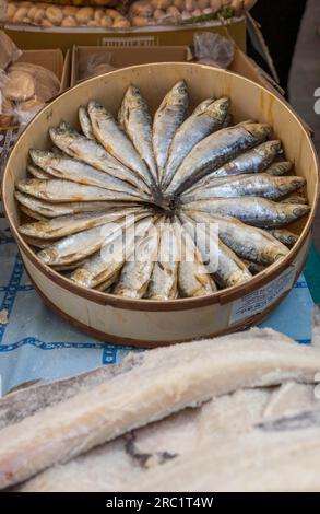 Packung frischer Sardinen zum Verkauf auf dem Bauernmarkt in Sineu, Mallorca, Balearen, Spanien Stockfoto