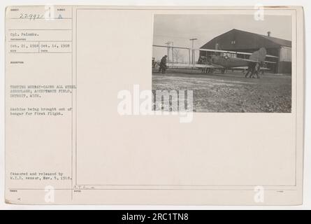 CPL. Palumbo bereitet sich auf den Test eines Murray-Carns All-Steel-Flugzeugs am 14. Oktober 1918 in Detroit, Michigan, vor. Das Foto Nr. 22992 aus der Sammlung zeigt, dass die Maschine für ihren ersten Flug aus dem Hangar gebracht wird. Das Bild wurde zensiert und am 5. November 1918 vom M.I.D-Zensor veröffentlicht. Stockfoto