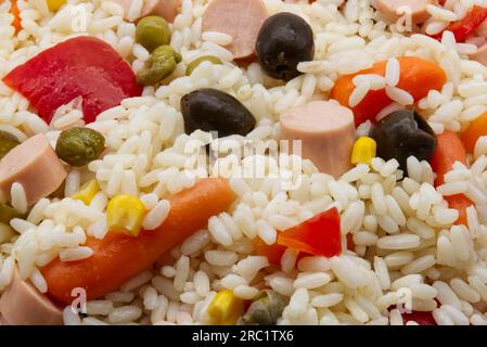 Kalter Reissalat. Konzept gesunder Sommernahrung. Stockfoto