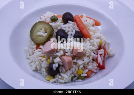 Kalter Reissalat. Konzept gesunder Sommernahrung. Stockfoto