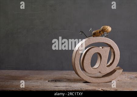 Simple Things Peanut man mit AT-Zeichen als Symbol für Internet- und E-Mail-Kommunikation Stockfoto