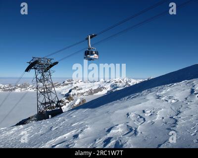 Seilbahn zum Titlis, Nebelmeer und Bergen Stockfoto