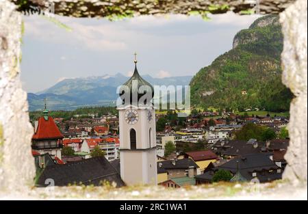 Blick über das Dorf Kufstein in Österreich durch ein castelfenster Stockfoto