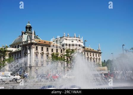 Der stachus-Brunnen im Zentrum von München mit dem Justizpalast im Hintergrund Stockfoto