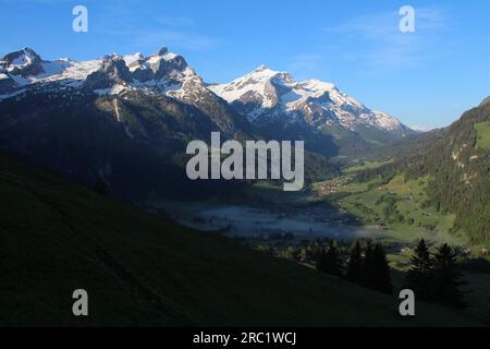 Dorf Gsteig in der Nähe von Gstaad am frühen Morgen Stockfoto