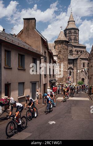 Issoire, Frankreich. 11. Juli 2023. Bild von Zac Williams/SWpix.com- 11/07/2023 - Radfahren - 2023 Tour de France - Stage 10 Vulcania nach Issoire (167,2km) - VAE Team Emirates. Kredit: SWpix/Alamy Live News Stockfoto